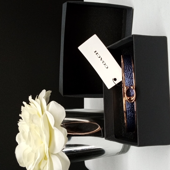 COACH ENAMEL BRACELET IN MIDNIGHT BLUE LEATHER WITH ROSE GOLD HARDWARE - Picture 2 of 12